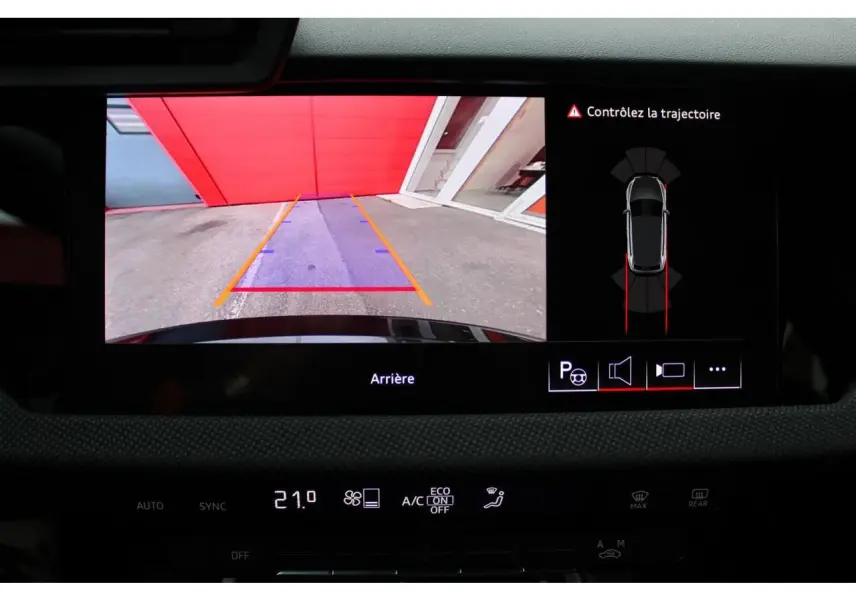 Écran de caméra de recul affichant la vue arrière avec guidage dynamique sur Audi A3 Sportback noir Mito Metal.