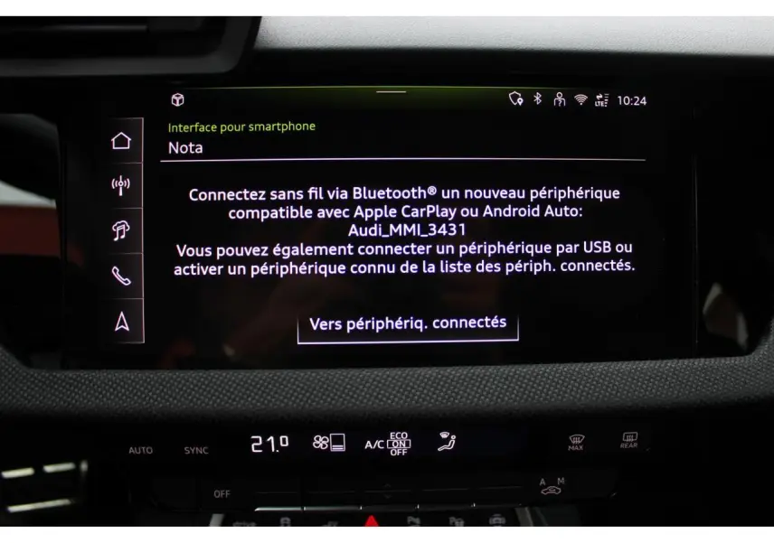 Écran tactile central de l’Audi A3 Sportback 2025 affichant la connexion smartphone via Bluetooth, intérieur noir.