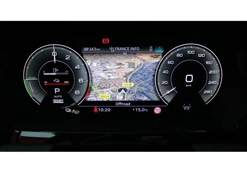 Tableau de bord numérique de l'Audi A3 Sportback 2025 affichant la navigation et compteurs digitaux en mode hybride.