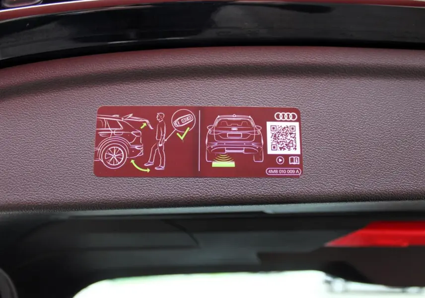 Vue intérieure du hayon ouvert d’une Audi A3 Sportback noir Mito Metal avec vignette explicative du hayon assisté électriquement.
