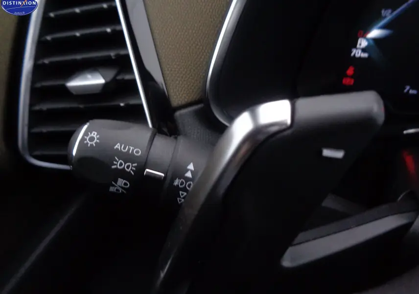 Gros plan sur la commande des phares et clignotants dans l'habitacle du DS7 Crossback E-TENSE 2021.