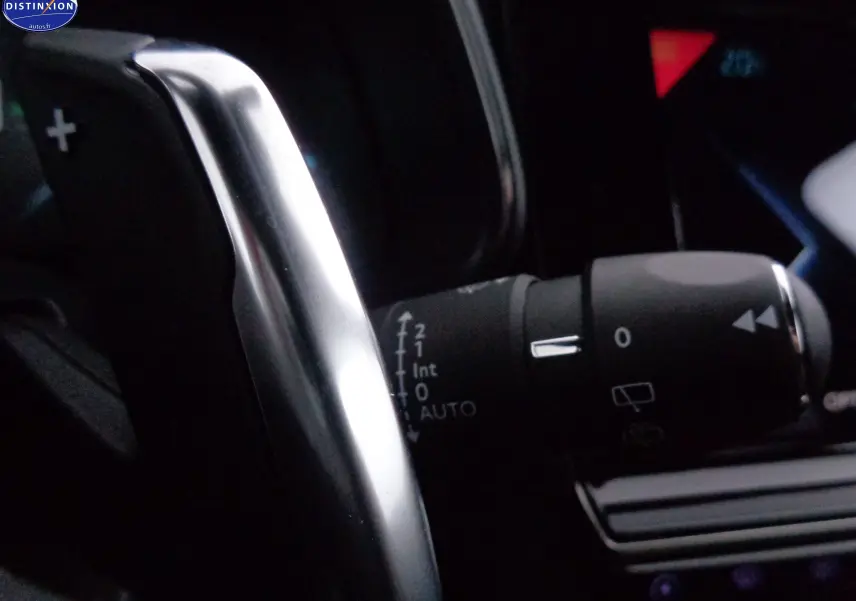 Détail de la commande de régulation des essuie-glaces dans l'habitacle du DS7 Crossback E-TENSE bleu encre.