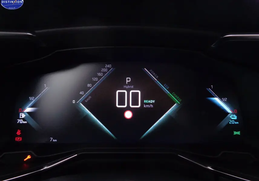 Tableau de bord numérique du DS7 Crossback E-TENSE 225CH affichant la vitesse à 0 km/h et l'état hybride prêt.