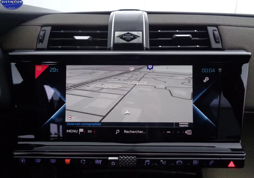 Vue rapprochée de l'écran tactile central du DS7 Crossback bleu encre, affichant la navigation GPS et les commandes climatiques.