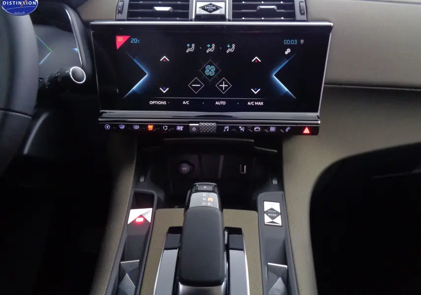 Vue rapprochée du tableau de bord du DS7 Crossback bleu encre métal, mettant en valeur l'écran tactile et la console centrale moderne.