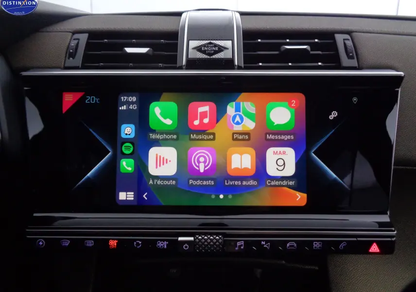 Écran tactile central affichant Apple CarPlay dans l'habitacle du DS7 Crossback E-TENSE 2021, finition Business.
