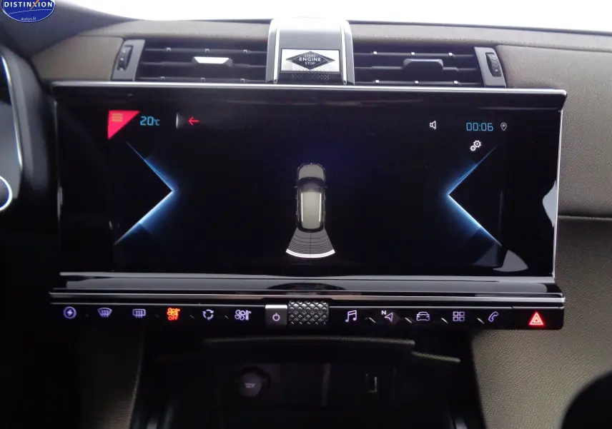 Écran tactile central affichant l'aide au stationnement du DS7 Crossback bleu encre métal, vue intérieure du tableau de bord.