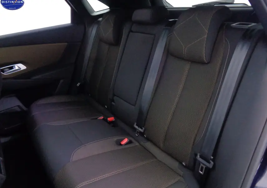 Vue latérale droite des sièges arrière en tissu marron et noir du DS7 Crossback E-TENSE 225CH BUSINESS 2021.