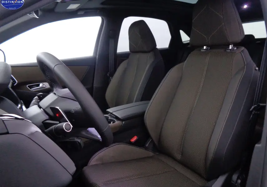 Vue intérieure côté conducteur du DS7 Crossback E-TENSE 2021 avec sièges tissu marron et volant multifonction.