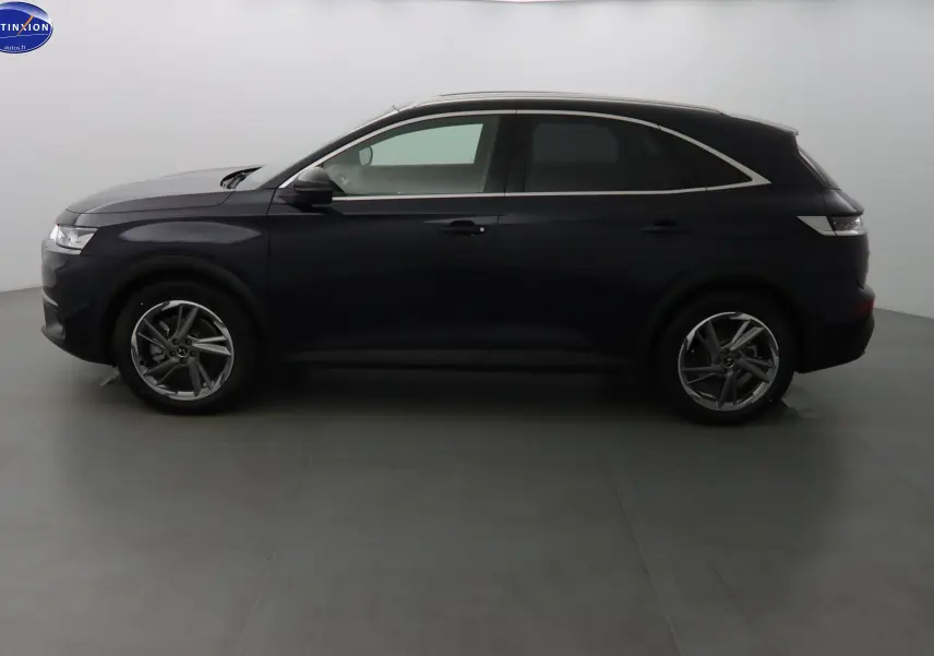 Profil côté gauche du DS7 Crossback E-TENSE 225CH en bleu encre métal, soulignant ses lignes élégantes et ses jantes alliage.