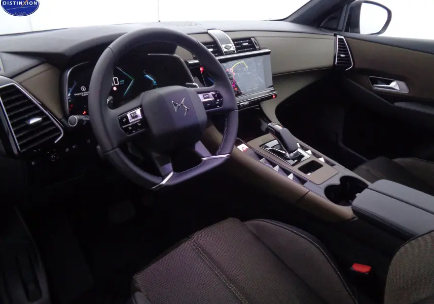 Intérieur du DS7 Crossback E-TENSE 2021 vu côté conducteur, tableau de bord moderne avec écran tactile et volant multifonction.