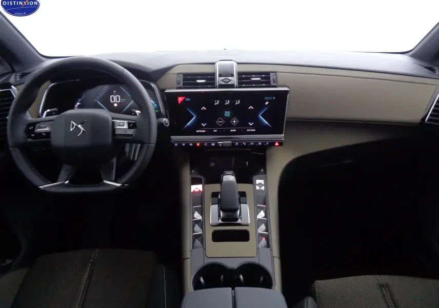 Vue intérieure avant du DS7 Crossback E-TENSE 2021, tableau de bord beige et noir avec écran tactile central et volant multifonction.