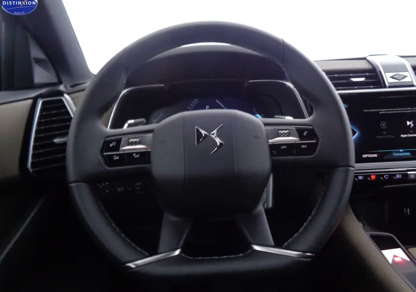 Vue rapprochée du volant cuir noir du DS7 Crossback E-TENSE 2021 avec commandes intégrées et tableau de bord numérique.