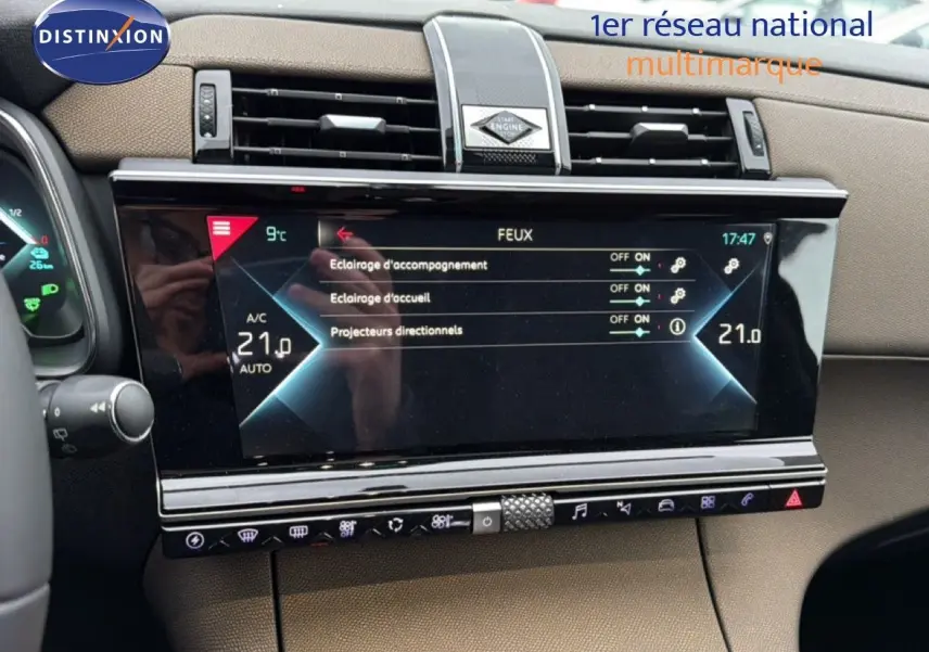 Vue rapprochée du tableau de bord du DS7 Crossback 2021, écran tactile affichant les réglages des feux, finition tissu marron.