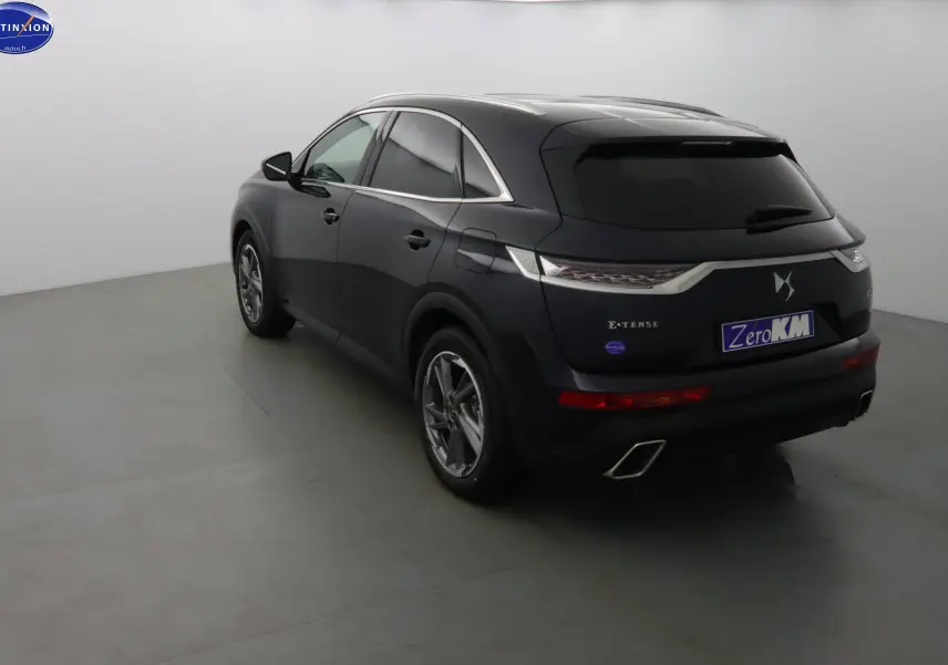 Vue 3/4 arrière droite du DS7 Crossback E-TENSE bleu encre métal avec feux LED et double sortie d'échappement chromée.