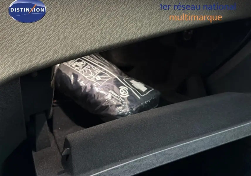 Coffre à gants ouvert du DS7 Crossback E-TENSE 225CH en tissu noir avec pochette de sécurité visible à l'intérieur.