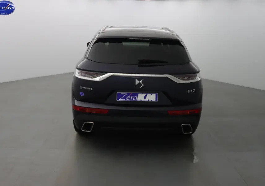Vue arrière d'un DS7 Crossback bleu encre métal avec logo DS et badges E-TENSE et DS7 visibles.
