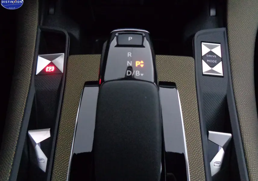 Gros plan sur la console centrale du DS7 Crossback bleu encre, montrant le levier de vitesse automatique et les boutons de mode de conduite.