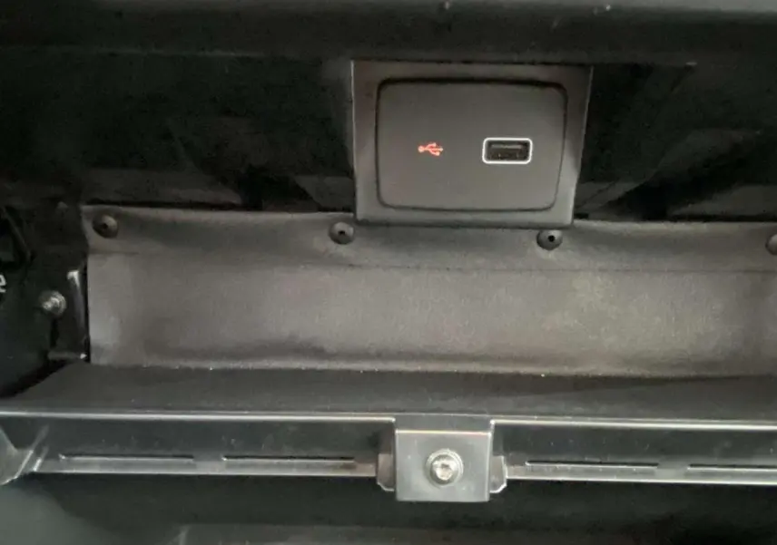 Prise USB intégrée dans la boîte à gants noire de l'Opel Movano Fourgon blanc 2022.