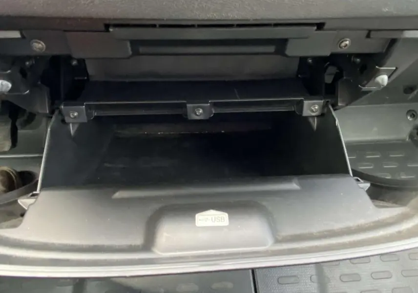 Gros plan sur la boîte à gants ouverte avec port USB visible dans l'Opel Movano Fourgon blanc de 2022.