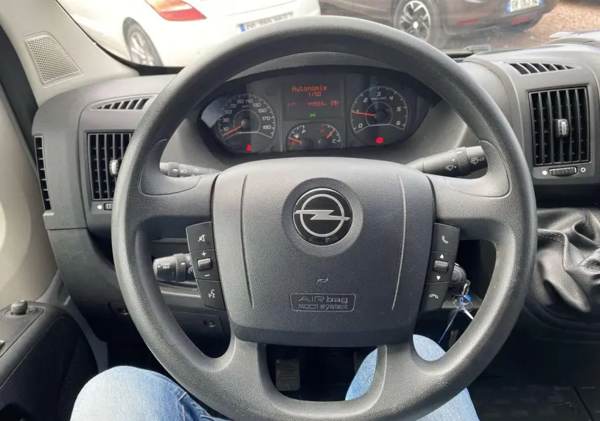 Volant Opel MOVANO Fourgon 2022 vu de face, avec tableau de bord et levier de vitesses manuel visibles.