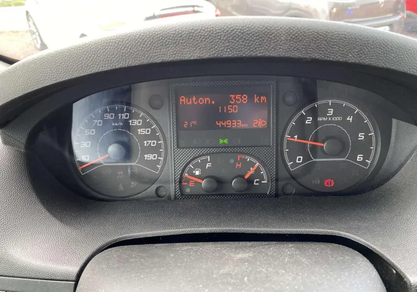 Vue rapprochée du tableau de bord du fourgon Opel Movano blanc, affichant la vitesse, le compte-tours et l'autonomie restante.