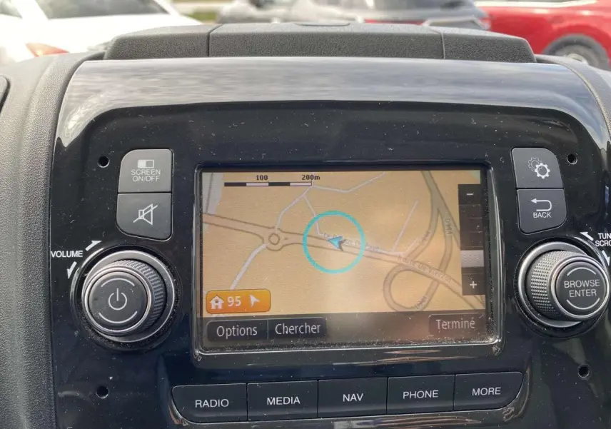 Écran GPS du tableau de bord d'un Opel Movano Fourgon blanc, affichant une carte routière en gros plan.