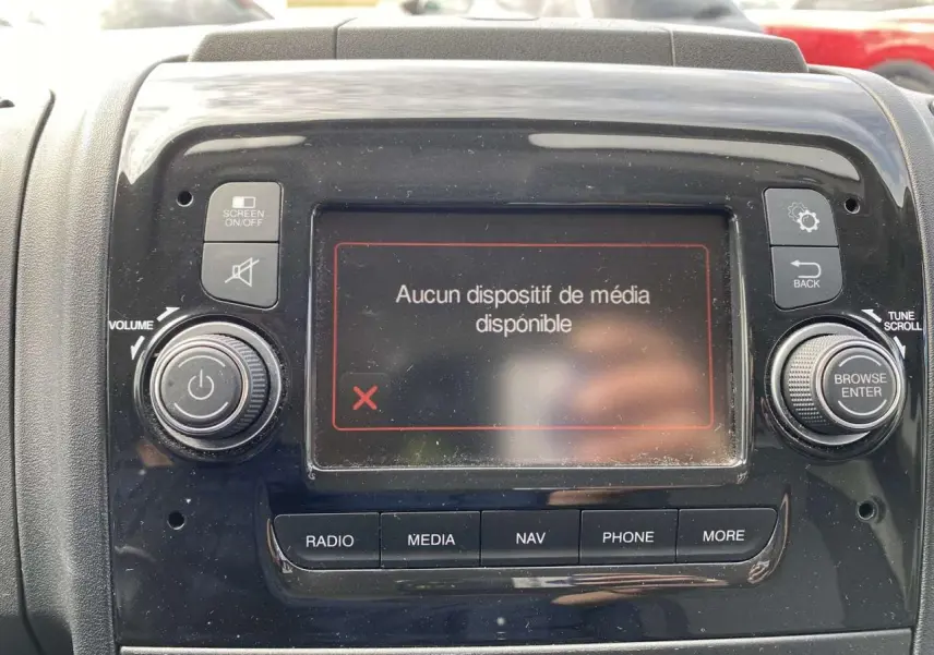 Gros plan sur l'écran multimédia noir du tableau de bord de l'Opel Movano Fourgon avec message d'absence de média.