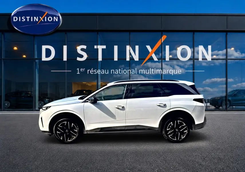 Peugeot 5008 Hybrid 145 allure e-dcs6 blanc vue de profil côté gauche devant un showroom Distinxion.