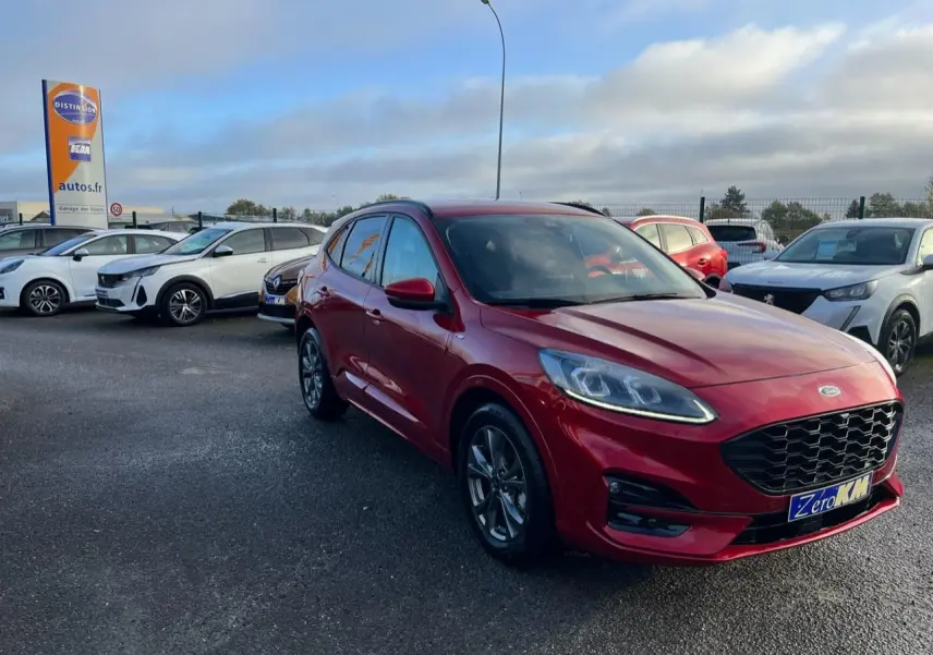 Ford Kuga 1.5 EcoBoost ST-Line rouge Lucifer en 3/4 avant droit, avec calandre et jantes spécifiques ST-Line visibles.