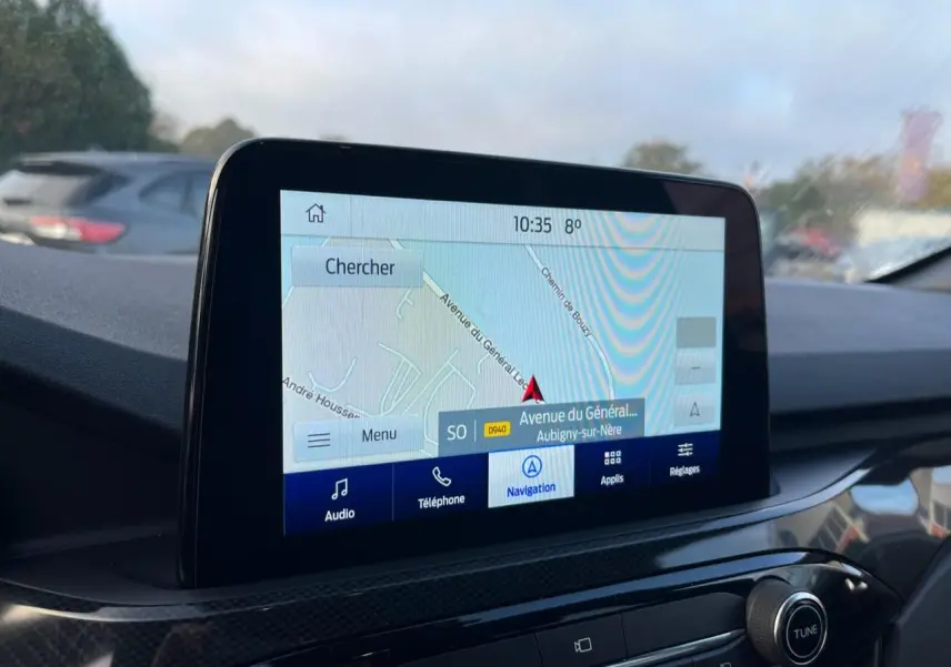 Écran tactile de navigation du Ford Kuga 1.5 EcoBoost 2022 affichant une carte et menus multimédia.