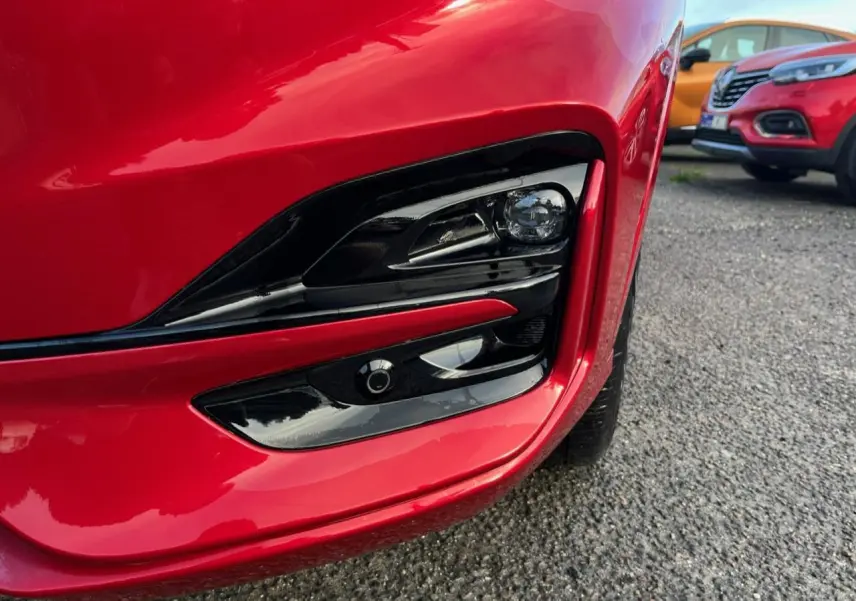 Gros plan sur le phare avant droit rouge Lucifer du Ford Kuga 1.5 EcoBoost ST-Line avec détails noirs brillants.