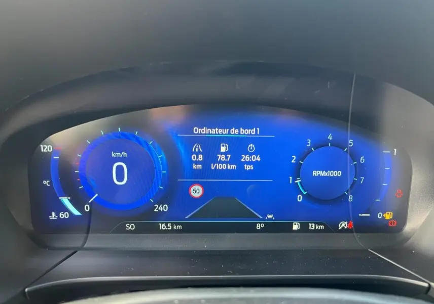 Tableau de bord numérique du Ford Kuga 1.5 EcoBoost 2022 affichant vitesse, compte-tours et informations de bord.