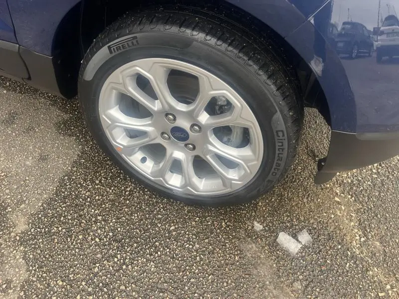 Gros plan sur la roue avant droite avec jante alu 17 pouces du Ford EcoSport Bleu Abysse 2021 Titanium
