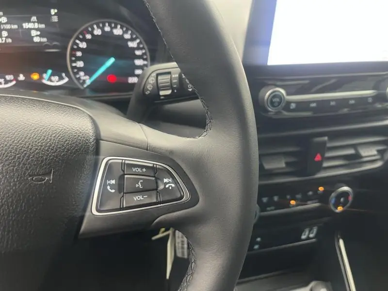 Gros plan sur le volant cuir noir multifonction et partie du tableau de bord du Ford EcoSport Bleu Abysse 2021.