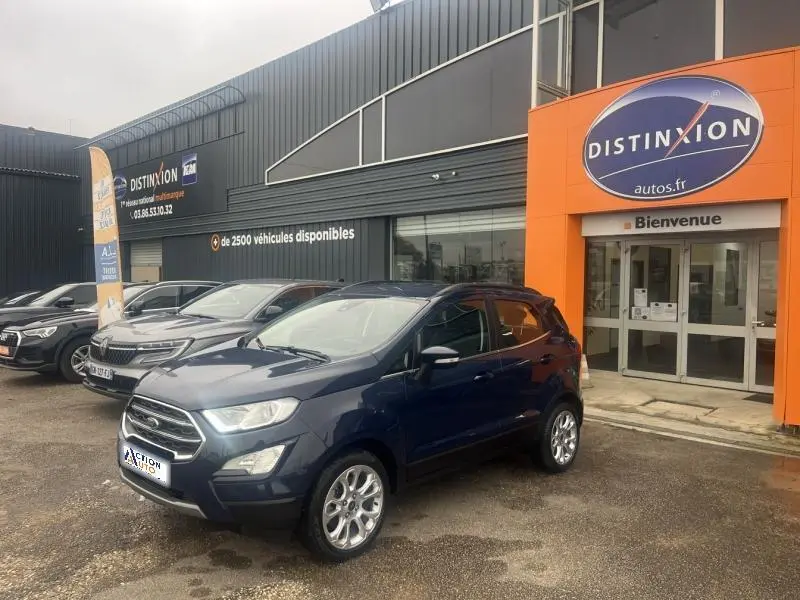 Ford EcoSport 1.0 EcoBoost bleu Abysse vu de 3/4 avant droit devant un bâtiment orange Distinxion