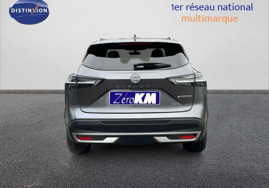 Vue arrière d'un Nissan Qashqai 1.5 E-POWER gris squale métal, avec feux LED et logo e-POWER visibles.