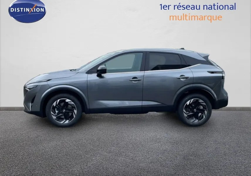 Vue de profil côté gauche du Nissan Qashqai 1.5 E-POWER gris squale métal avec jantes bi-ton noires.