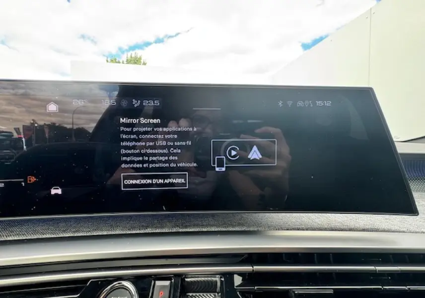 Écran tactile central affichant Mirror Screen dans l’habitacle du Peugeot 3008 gris titane, vue de face rapprochée.