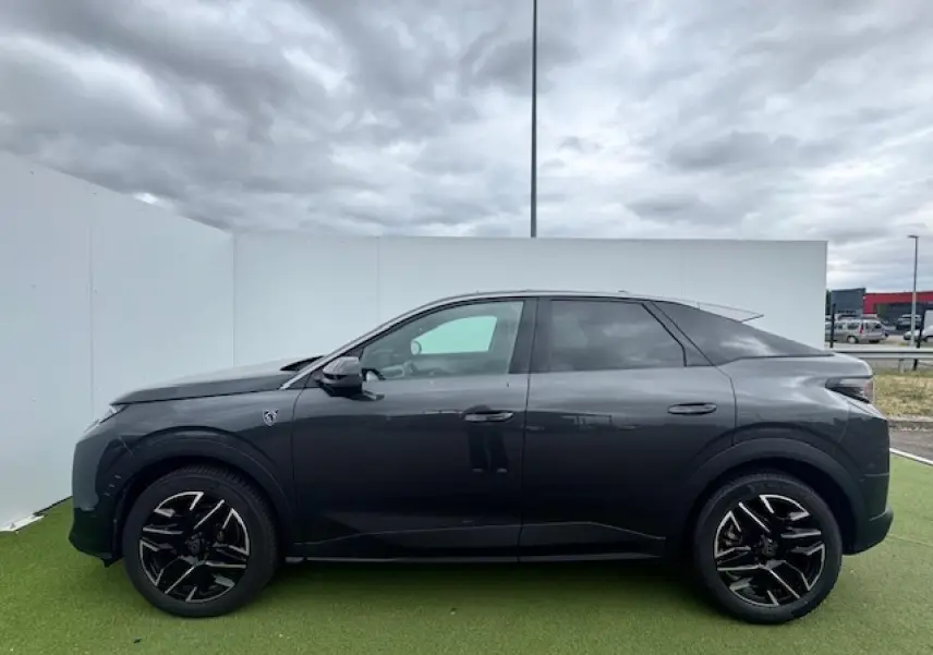 Profil côté gauche du Peugeot 3008 gris titane avec toit noir, jantes alliage noires et détails modernes.