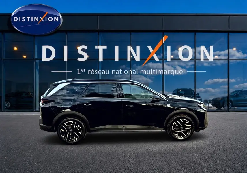Profil côté droit du Peugeot 5008 Hybrid 145 GT noir, avec jantes alliage et vitres arrière surteintées.