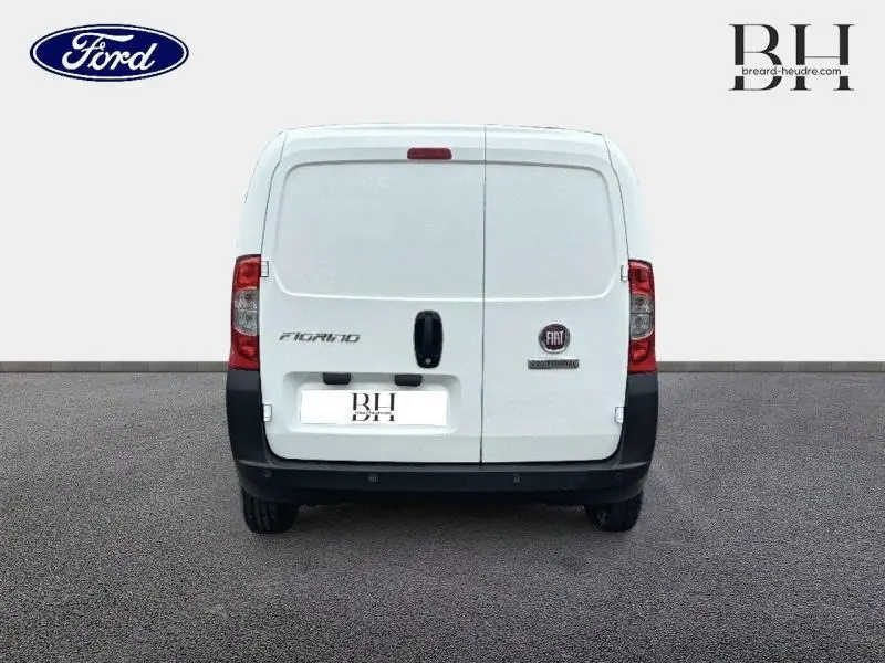 Vue arrière du FIAT Fiorino blanc de 2018 avec portes battantes et logo FIAT bien visibles.
