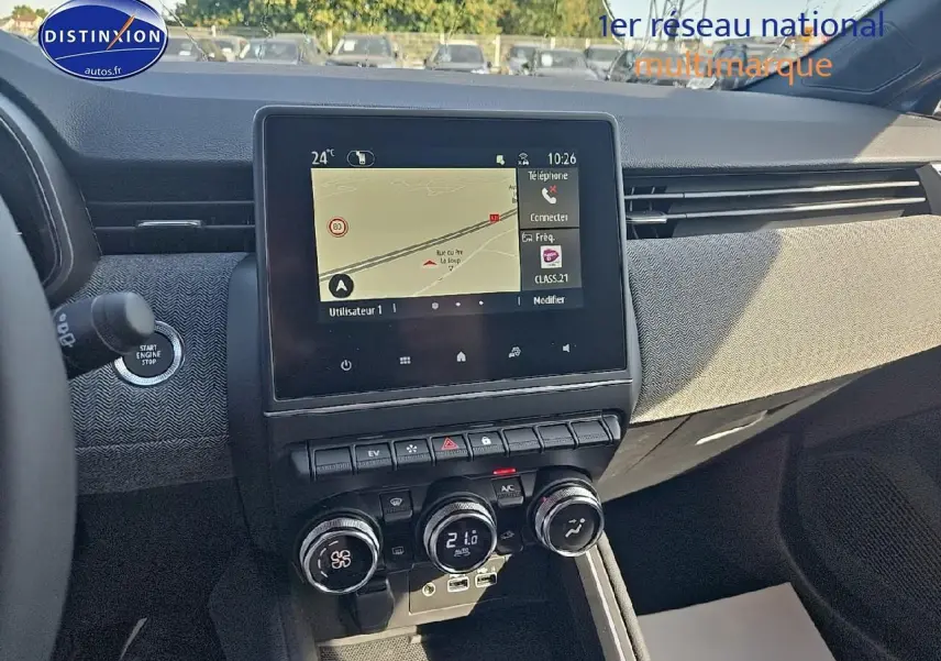 Tableau de bord Renault Clio V 1.6 e-tech 145 techno 2025 avec écran tactile et commandes clim en vue avant centrée.