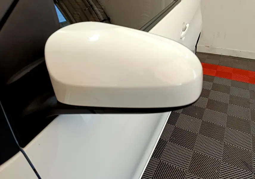 Gros plan sur le rétroviseur extérieur gauche blanc d'une Citroën C1 VTi 72 S&S BVM Feel 2020, vue latérale.