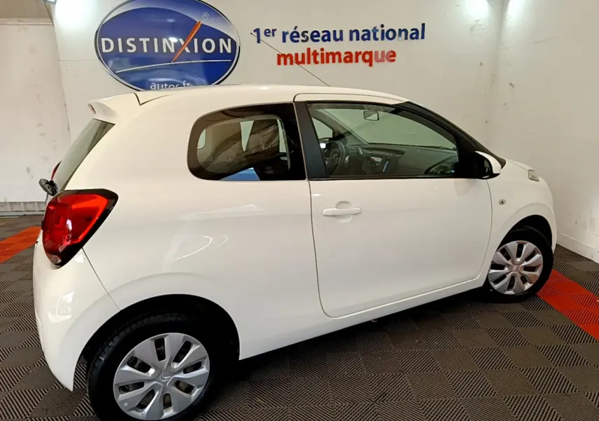 Vue latérale droite d'une Citroën C1 blanche de 2020, compacte, avec jantes en alliage et vitres teintées.