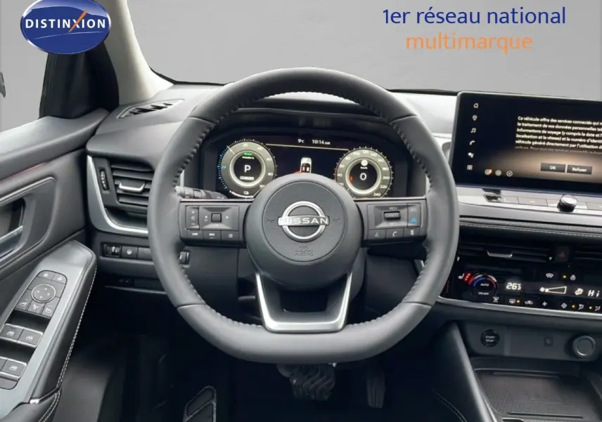 Vue intérieure centrée sur le volant Nissan du Qashqai noir perle métal, avec tableau de bord numérique et écran tactile.