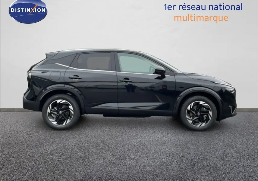 Vue de profil côté gauche du Nissan Qashqai 1.5 E-POWER noir perle métal avec jantes noires et détails modernes.