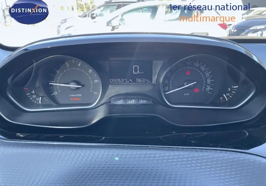 Vue rapprochée du tableau de bord de la Peugeot 2008 blanc, affichant le compteur et le kilométrage.