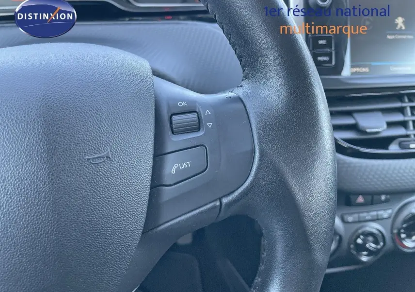 Vue rapprochée du volant noir et du tableau de bord du Peugeot 2008 blanc 2017, version Style essence.