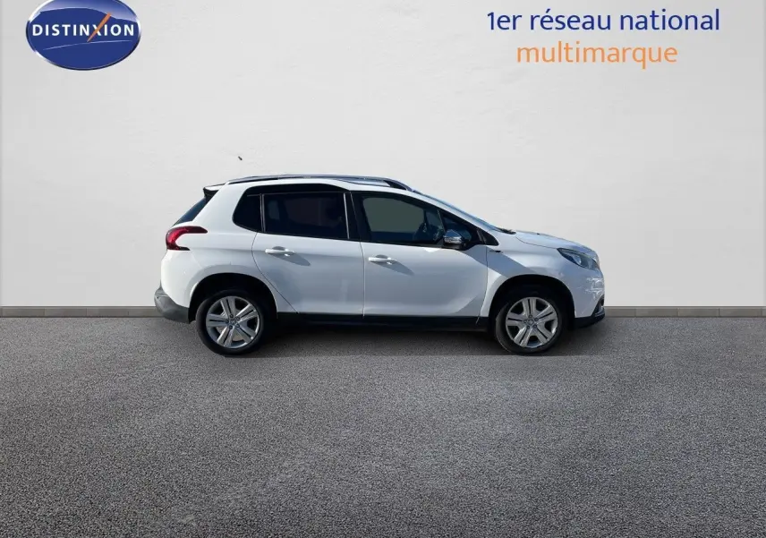 Profil côté droit d'un Peugeot 2008 blanc de 2017, finition Style, avec jantes alliage et vitres teintées.
